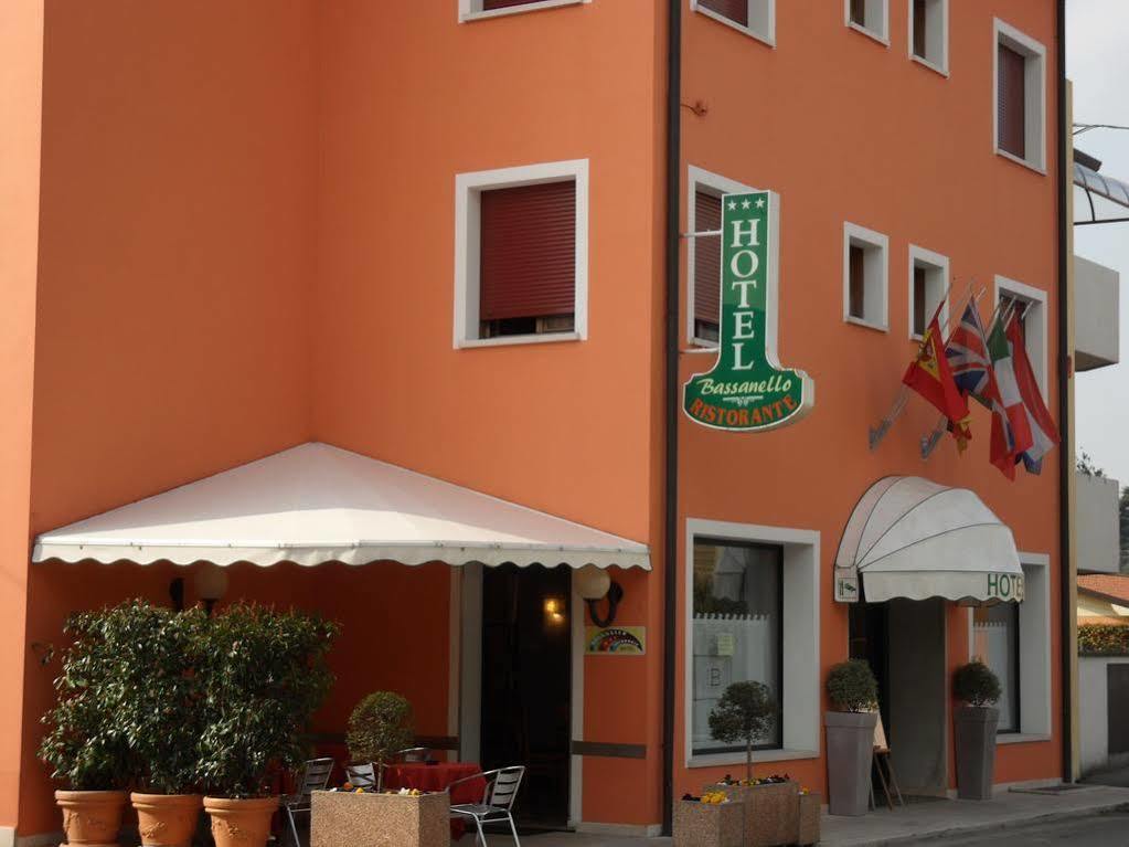 Hotel Ristorante Al Bassanello バッサーノ・デル・グラッパ エクステリア 写真