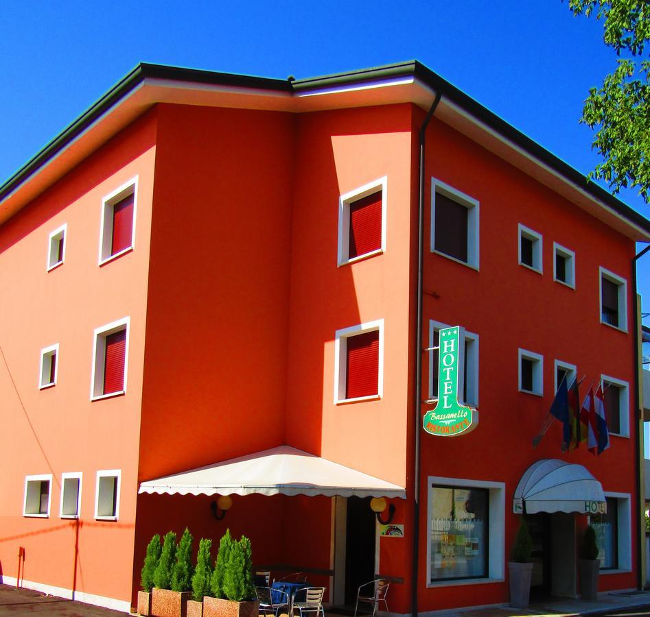 Hotel Ristorante Al Bassanello バッサーノ・デル・グラッパ エクステリア 写真