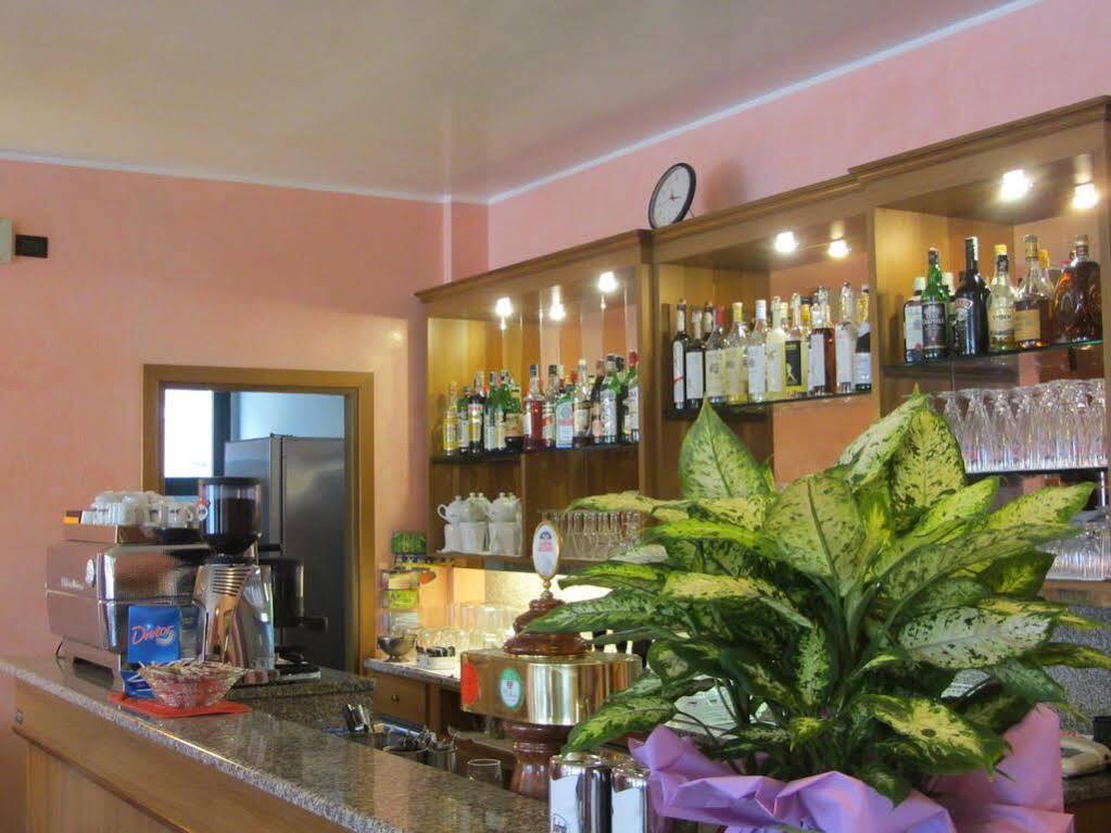 Hotel Ristorante Al Bassanello バッサーノ・デル・グラッパ エクステリア 写真